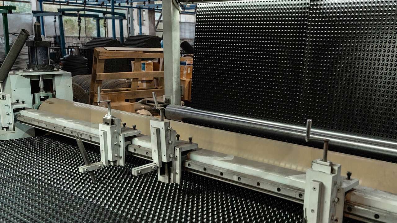 Дренажная профилированная мембрана: особенности применения и монтажа